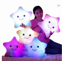 เพลง Light-Up Plush ของเล่น Five Pointed Star Luminous Plush ของเล่นเด็ก Twinkle Star Shaped Night Light หมอนนุ่มสำหรับเด็ก ~