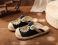 Veowalk Retro Summer Women Handmade Linen Canvas Close Toe Slippers Non-Slippery Bottom Ladies Flat Mules Embroidered Home Shoes