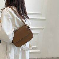 Small bag female 2023 new Hong Kong style retro fashion simple semi-circular saddle bag shoulder Messenger 【BYUE】