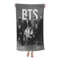 BTS Unisex ผ้าขนหนูไมโครไฟเบอร์เสื้อคลุมอาบน้ำผ้าเช็ตตัวแฟชั่นผ้าขนหนูชายหาดพิมพ์ลาย130*80ซม. (52 * 32in)