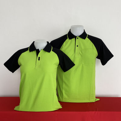 polo shirt แบบหญิง สีเขียวแขนดำ แบบแขนปล่อย ส่วนแบบชาย เป็นทรงตรง มีกระเป๋าที่หน้าอก