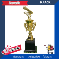 ถ้วยรางวัล ทำจากพลาสติก ชุบสีทอง ตั้งบนฐานไม้ จำนวน 1 ใบ