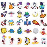 【CW】○  New 1pcs Astronauts Shoe Charms Cartoon croc clogs Aceessories for garden Sandals Decorate kids girls Gifts jibz