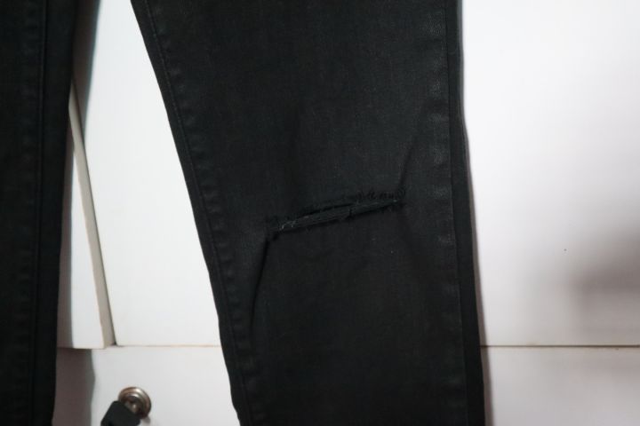กางเกงยีนส์uniqlo-สีดำ-แต่งขาขาด-มือสองสภาพดีมาก-ใส่-2-3-ครั้ง-ผ้ายืดได้-เหมาะไซส์-xs-s-ขนาด-size23-58-5cm