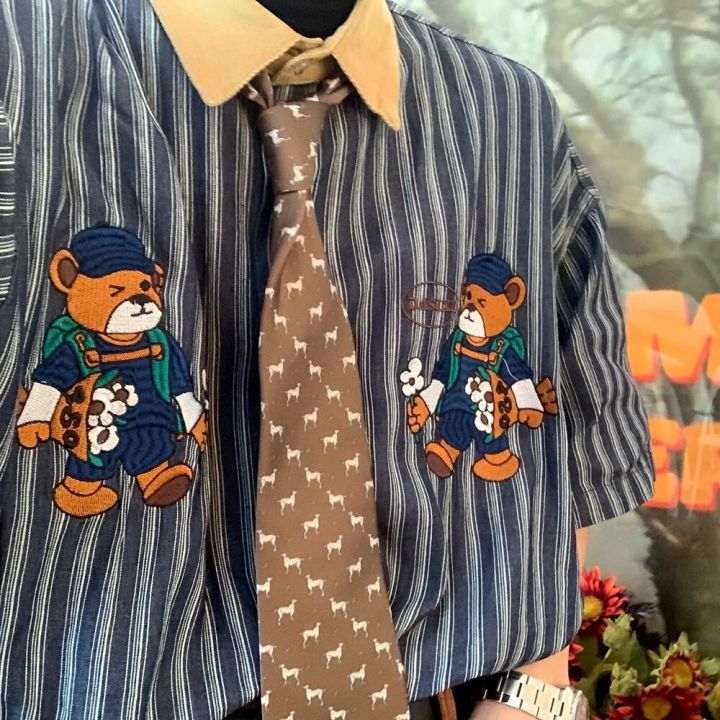 เสื้อลำลองแขนสั้นญี่ปุ่นย้อนยุคแนวตั้ง2023เสื้อคู่รักปุ่มพิมพ์หมีเสื้อฤดูร้อนสไตล์พังค์
