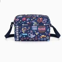 LeSportsac เพลงบทกวีแฟชั่นพิมพ์กระเป๋าสี่เหลี่ยมเล็กกระเป๋าถือแนวโน้มกระเป๋าสะพายกระเป๋า Messenger 2434