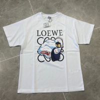 LOEWE 23 ใหม่ เสื้อยืดลําลอง แขนสั้น พิมพ์ลาย Chihiro สําหรับผู้ชาย และผู้หญิง dje