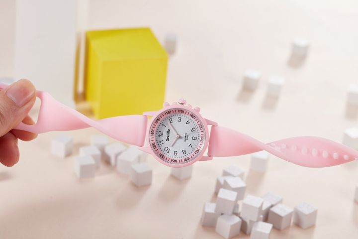 นาฬิกาผู้หญิงแฟชั่นขายดีนาฬิกาผู้หญิงนาฬิกาข้อมือสายพลาสติกสีลูกกวาดใสนาฬิกาควอตซ์แบบลำลอง2023