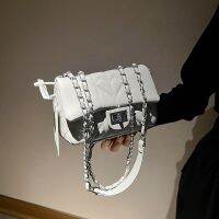 [Free ship] and winter personalized shoulder women 2022 version simple texture square foreign style chain messenger