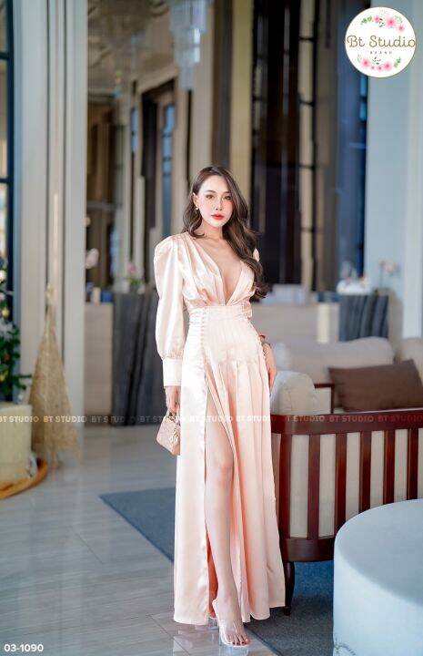 แม๊กซี้เดรสแขนยาวคอวี-จับจีบตีเกล็ดช่วงข้างคอใต้เอวแต่งกระดุมเรียงทั้งสองข้าง-ผ่าแหวกสูงด้านหน้าทั้งสองข้าง-งานเนื้อผ้า