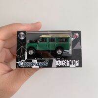 LAND ROVER SERIES III 109 STATION WAGON (โมเดลรถยนต์พระที่นั่งในอดีต) ในกล่องอะคิริคใส ขนาด 1:72