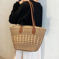 Uniqlo New Fashion version Straw bag large capacity French niche bag womens woven casual female student vegetable basket portable shoulder tote large bag