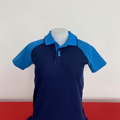 polo shirt แบบหญิง สีกรมแขนฟ้า ส่วนแบบชาย จะมีกระเป๋าที่หน้าอก แบบแขนปล่อย เนื้อผ้านุ่ม สวมใส่สบาย มีบริการส่งเก็บเงินปลายทาง