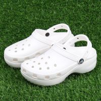 Crocs รองเท้าผู้หญิง รองเท้าแตะแบบมีเมฆ รองเท้าแตะชายหาด รองเท้าแตะแบบสวม