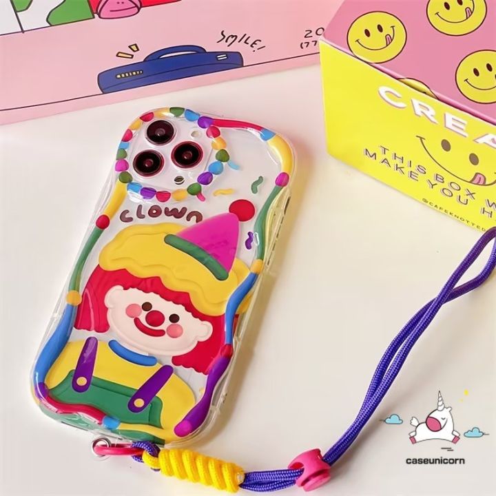 เคสโทรศัพท์มือถือ-tpu-แบบนิ่ม-ลายการ์ตูนตัวตลก-ขอบโค้ง-พร้อมสายคล้องมือ-และสายคล้อง-สําหรับ-iphone-13-14-12-6-6s-7-8-xr-x-xs-2020