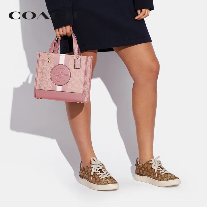 coach-กระเป๋าทรงสี่เหลี่ยมผู้หญิงรุ่น-dempsey-tote-22-in-signature-jacquard-with-stripe-and-coach-patch-สีชมพู-c8417-imp1x