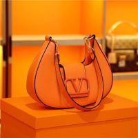 Niche valentinoˉtexture underarm bag female 2023 new summer chain small bag all-match ins shoulder Messenger bag