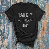 Travel Is My Therapy เสื้อยืดลำลอง90S สำหรับผู้หญิง,เสื้อยืดสำหรับการผจญภัยกลางแจ้งใช้ได้ทุกเพศในฤดูร้อนโหมดเครื่องบินกราฟิกเสื้อผ้าแนวสตรีทเสื้อยืดเปิดไหล่