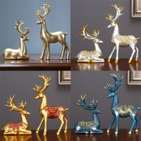 2Pcs Elk Figurines Lucky นั่งและยืนรูปปั้นกวางสำหรับห้องนั่งเล่นห้องนอน Office Desktop