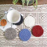 Ins Wool Felt Coasters Handmade Ball Poke Place Mats ฉนวนสีทึบผ้าขนสัตว์ Felt Placemats อุปกรณ์ตกแต่งห้องครัว-Faewer