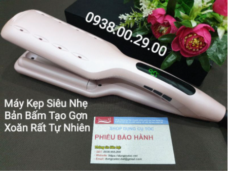 Muốn có những bước sóng tuyệt đẹp trên mái tóc của mình? Máy kẹp tóc gợn sóng sẽ giúp bạn làm được điều đó một cách dễ dàng. Với khả năng tạo ra những vòng xoắn chuyên nghiệp, bạn sẽ trở nên long lanh và quyến rũ hơn bao giờ hết.