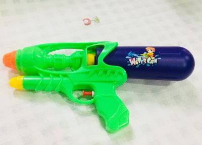 ปืนฉีดน้ำของเล่นเด็ก Toy for kids  สีเขียว ขนาดยาว 28 เซนติเมตร