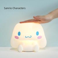 น่ารัก Kawaii Sanrioed Chiffonroll ข้างเตียง Night Light ซิลิโคน Sleep Pat Light Eye Protection Soft Light โคมไฟตั้งโต๊ะ USB Charging