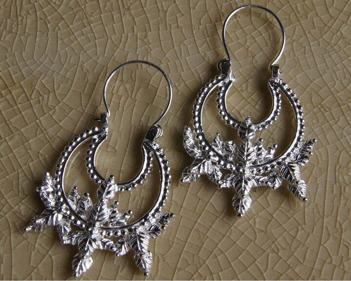 thai-design-earrings-flower-sterling-white-silver-925-ลวดลายไทย-น่ารักทำจากมึอลวดลายไทยตำหูเงินสเตอรลิงซิลเวอร-ขาว-สวยของฝากที่มีคุณค่างาม