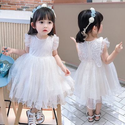 〖jeansame dress〗ชุดสาวฤดูร้อนบินแขนออกแบบลูกไม้สีขาวตาข่ายชุดเจ้าหญิงที่มีปีกผีเสื้อที่ด้านหลังเสื้อผ้าเด็กน่ารัก