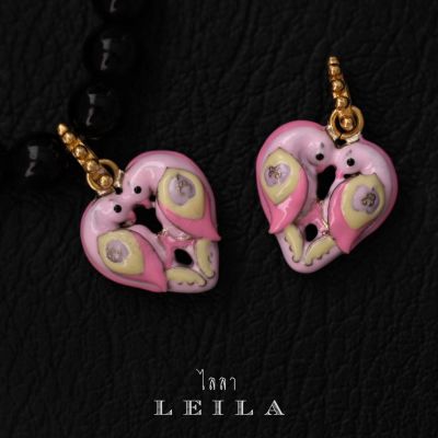 Leila Amulets สาลิกาคู่ Baby Leila Collection หัวชมพู ปีกเหลือง ห่วงห้อย (พร้อมกำไลหินฟรีตามรูป)