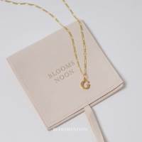 (Silver925) Bloomsnoon สร้อยพร้อมจี้ตัวอักษรพิมพ์ใหญ่ Figaro Alphabet Necklace