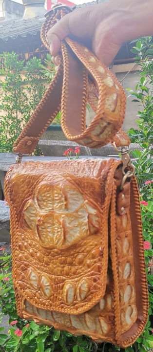 cool-genuine-croc-กระเป๋าหนังจระเข้แบบสะพายข้าง-เป็นโหนกใหญ่สวยๆ-มากับกระดูกหลังชัดๆ