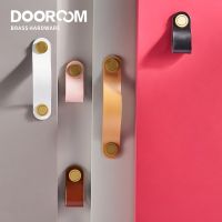 Dooroom ทองเหลืองหนังเฟอร์นิเจอร์จับที่ทันสมัยตู้เสื้อผ้าตู้เสื้อผ้าโต๊ะเครื่องแป้งกล่องรองเท้าลิ้นชักคณะรัฐมนตรีลูกบิดดึงหลายสี