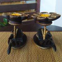 เชิงเทียนไม้ แกะสลัก 1 คู่ (carved wooden candlestick) ลาย มือจับดอกไม้ ขนาด กว้าง10xลึก15xสูง19 Cm ทำจากไม้เนื้อแข็ง เชิงเทียนไม้ วินเทจ เคลือบแว็ก