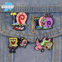 COSE โลหะผสมอัลลอยด์ หมุดเคลือบรูปหอยทากการ์ตูน กระโหลกศีรษะ SpongeBob สร้างสรรค์และสร้างสรรค์ รูปทรงเรขาคณิต ฮาโลวีน