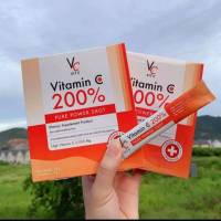 VC VITAMIN C 200 % เครื่องดื่มชนิดผงผสมวิตามินซี ตรา รัชชา 1 กล่อง มี 14 ซอง ส่วนประกอบ -โซเดียม แอสคอร์เนท -สารสกัดจากอะเซโรลาเชอร์รี่ -ผงส้ม -อินนูลิน -ฟรุกโต โอลิโกแซคคาไรด์ -กลิ้นมิกซ์เบอร์รี่ -กรดมะนาว ซิตริก แอซิค เอแอนไฮรัส วิธีรับประทาน รับประทานค