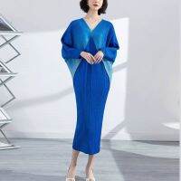 2023 Hot Miyake Fashion Gradient Color Pleated Dress Womens Spring Style Loose Large Size Printed Bat Sleeve Slim Long Dress