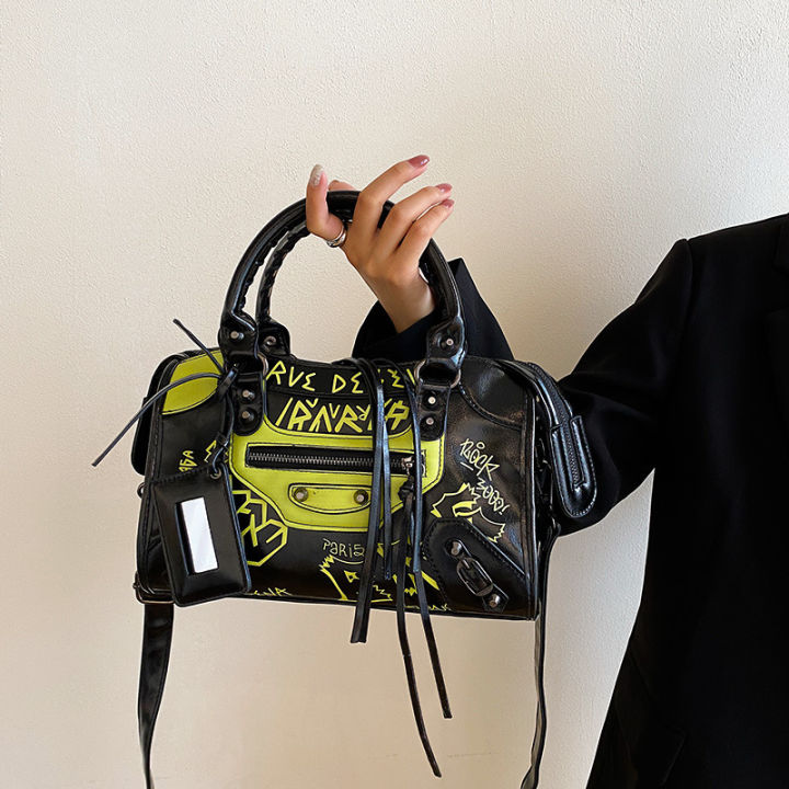 shenwin-กระเป๋าของผู้หญิงร้านค้า-กระเป๋ามอเตอร์ไซค์กราฟฟิตี-กระเป๋าทรงสี่เหลี่ยมขนาดเล็กแฟชั่น-กระเป๋าสำหรับลำตัวข้ามมือแบบช่อง