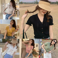 เสื้อยืดคอวีถักแขนสั้นสำหรับผู้หญิงแบบสั้นจีบเปิดสะดือมีกระดุมแบบเกาหลีแฟชั่นของผู้หญิง