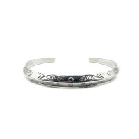 DSP กำไลเงินตอกลายปลา เงินแท้ 925 : 925 Sterling Silver Fish Cuff Bangle [GSPC0051]