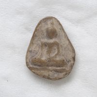 พระเนื้อดิน พระเครื่อง วัตถุมงคล  An amulet