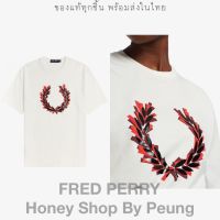 เสื้อยืดครอปเสื้อยืดพิมพ์ลายแฟชั่นเพิ่ม 10% ใช้โค้ด AUGMET Fred Perry Women Glitched Laurel Wreath T Shirt Col : Sno