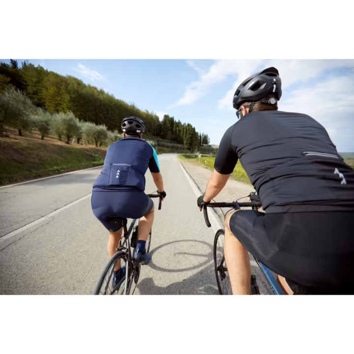 triban-กางเกงปั่นจักรยานขาสั้นแบบไม่มีเอี๊ยมสำหรับผู้ชายรุ่น-essential-สีดำ-ระบาบอากาศได้ดี-ผ้าเนื้อนุ่ม-ยืดหยุ่น-และขอบเอวใส่สบาย