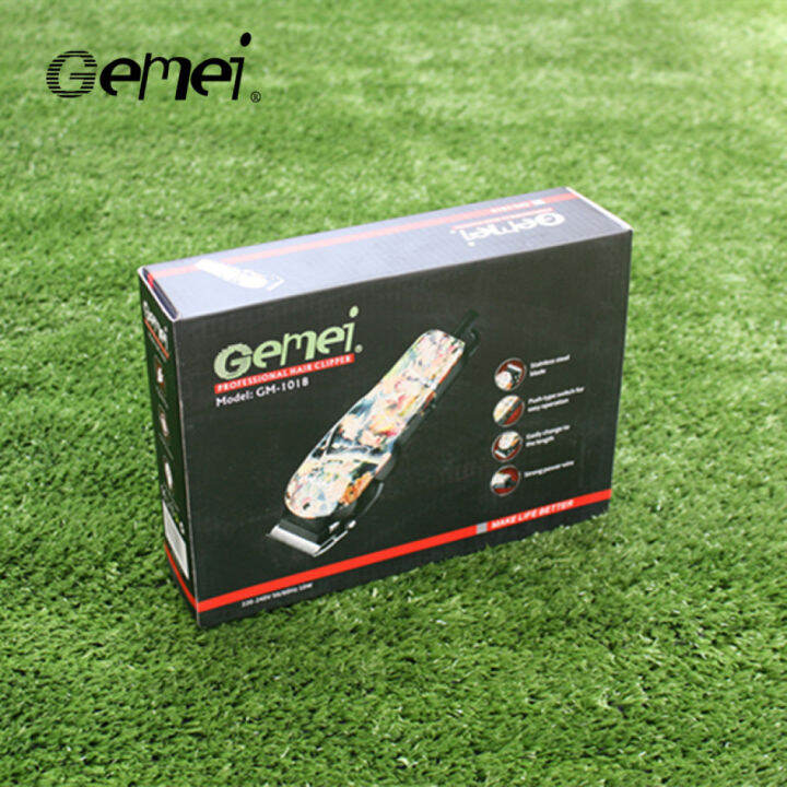 gemei-ปัตตาเลี่ยนแบบมีสาย-gm-1018-ครีบปรับใบมีดเซาะร่อง-กว้าง-4-5-ซม-สำหรับช่างตัดผมมืออาชีพ-หัวตัดใหญ่เหล็กทองเหลืองกันสนิม-มาพร้อมหวีรอง-4-ขนาด-3-6-9-12-mm-ตัวเครื่องลายพราง-สีเขียว