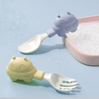 2pcs Silicone Baby Spoon Fork Set Children Soft Bendable Scoop Utensils Kit Toddler Cartoon Tableware Training Feeding Cutlery Bowl Fork Spoon Sets