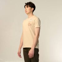 ENHANCED NEUTRALS CUSTOM FIT CREW NECK T-SHIRT WITH GRAPHIC PRINT เสื้อยืดคอกลมสีครีม ENHANCED NEUTRALS พิมพ์ลายกราฟิกทรงคัสตอมฟิต