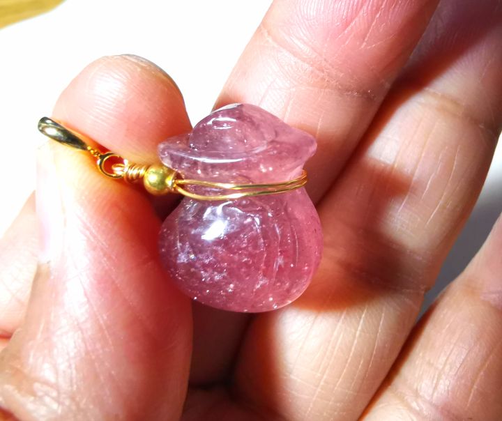 จี้สตรอเบอรี่ควอตซ์-strawberry-quartz-แกะสลักถุงเงิน-พร้อมสร้อยทองไมครอน-สร้อยยาว-18-นิ้ว-จี้ขนาด-2-1-5-ซม