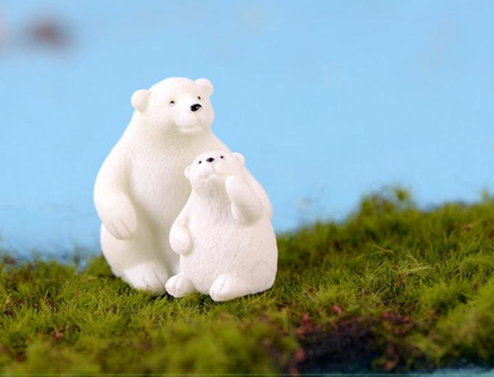 Hãy chiêm ngưỡng cặp gấu bắc cực vô cùng dễ thương trong hình ảnh này! Chúng luôn đồng hành cùng nhau trong những lần săn mồi và cũng là những người bạn đồng hành trung thành với nhau.