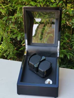 TPA กล่องหมุนนาฬิกา Watch Winder กล่องนาฬิกาออโตเมติก กล่องนาฬิกาอัติโนมัติ ออกแบบใหม่สำหรับนาฬิกาอัตโนมัติ 2 เรือนสีเปลือกไม้เปียโนทาสีภายนอกและมอเตอร์ที่เงียบเป็นพิเศษพร้อมหมอนรองนาฬิกาแบบอ่อนนุ่ม สีน้ำตาลลายไม้/สีดำ