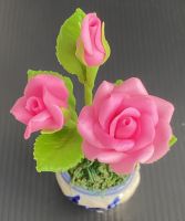 ดอกกุหลาบจิ๋ว สีชมพู ดอกไม้ประดิษฐ์ ทำจากดินไทย จัดใส่กระถางเซรามิคขนาดจิ๋ว ความสูงประมาณ 4 นิ้ว